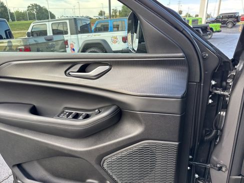 New 2025 Jeep Grand Cherokee Altitude image 32