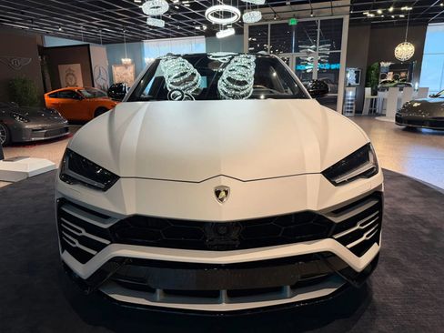 Used 2019 Lamborghini Urus AWD/4WD image 2