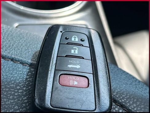 Used 2018 Toyota Camry XLE FWD image 31