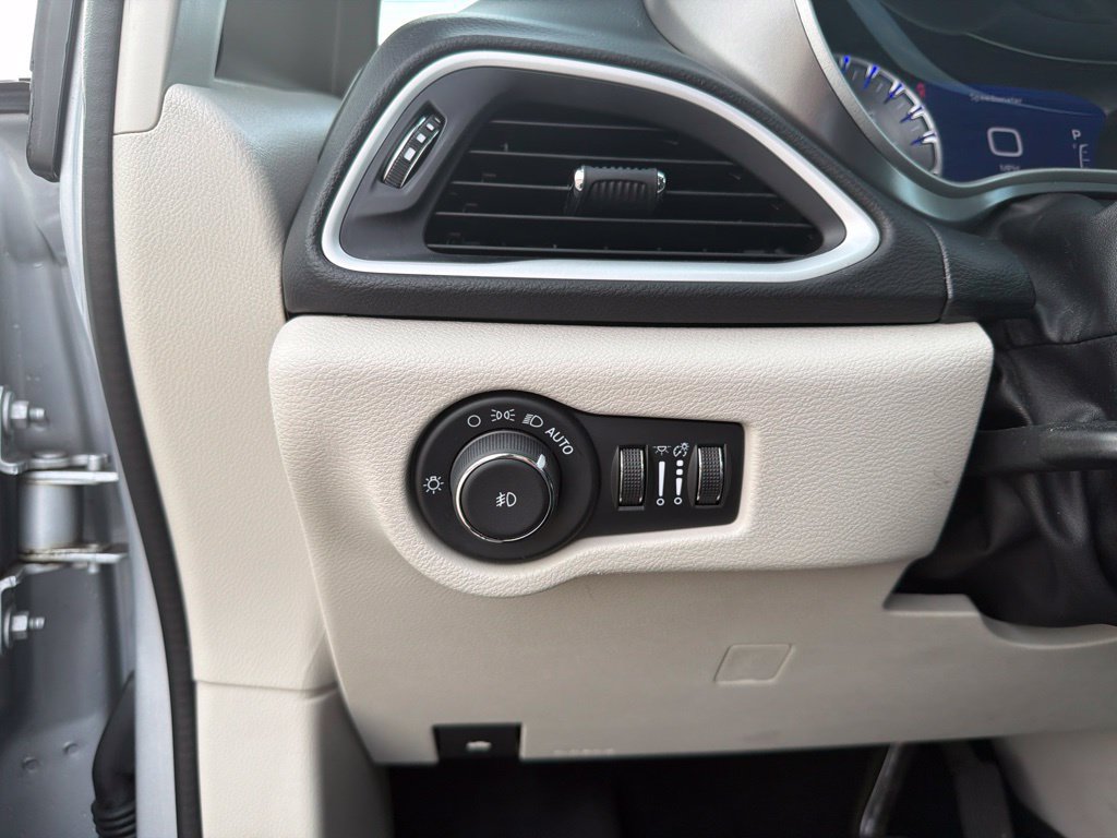 Used 2024 Chrysler Pacifica Touring-L FWD image 19