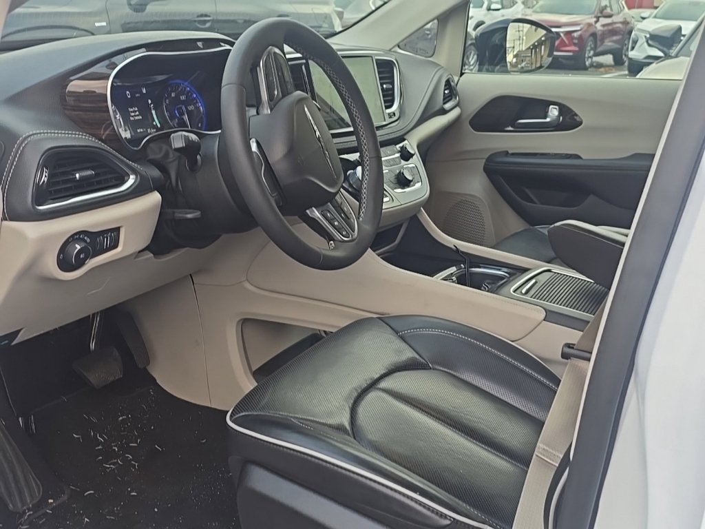 Used 2024 Chrysler Pacifica Limited FWD image 5