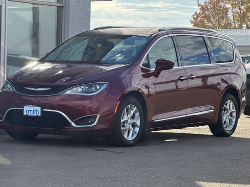 Used 2020 Chrysler Pacifica Touring-L Plus w/ Tire & Wheel Group image 8