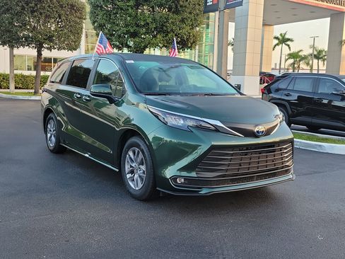 Used 2025 Toyota Sienna XLE image 2