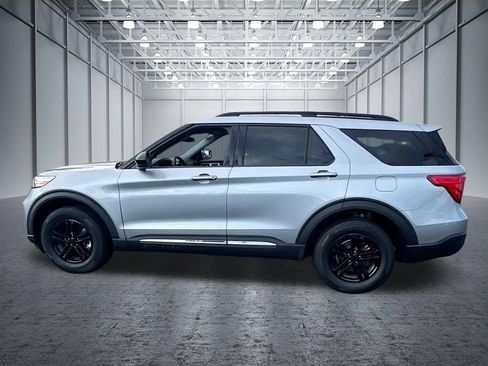 Used 2023 Ford Explorer XLT AWD/4WD image 4