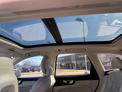 Used 2018 Volvo XC60 T5 Momentum w/ Convenience Package image 19