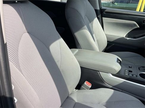Used 2023 Toyota Highlander LE image 25