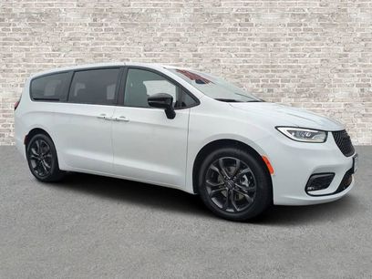 New 2026 Chrysler Pacifica Select