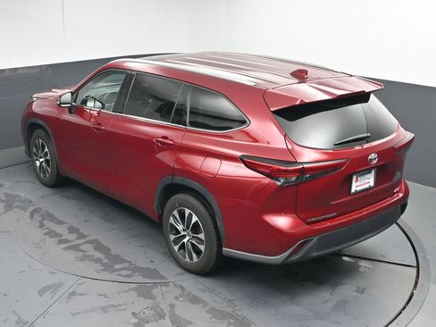 Certified 2022 Toyota Highlander XLE image 37