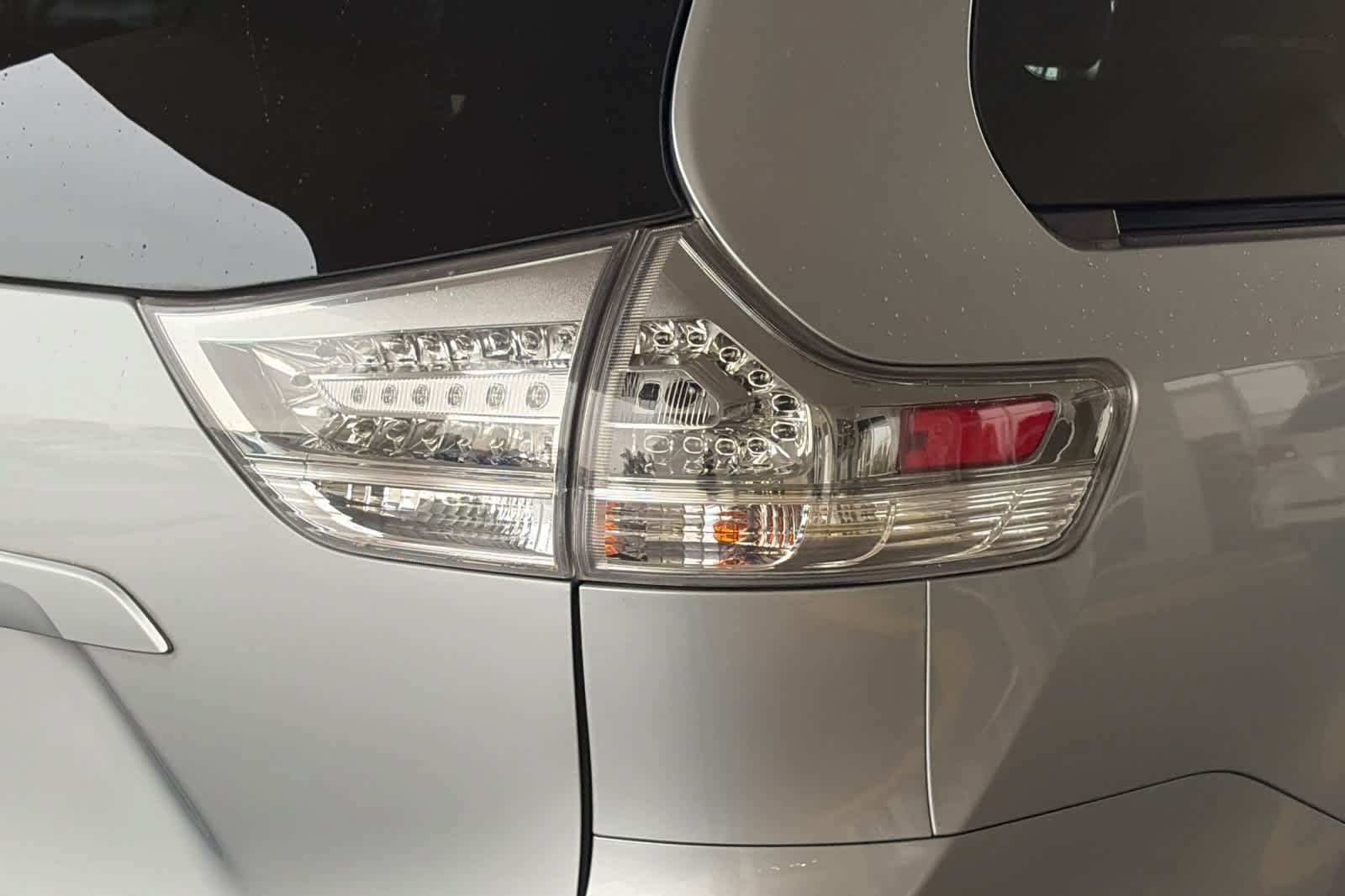 Used 2020 Toyota Sienna SE w/ Preferred Accessory Package FWD image 31