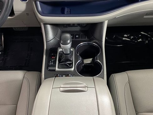 Used 2018 Toyota Highlander Limited image 19