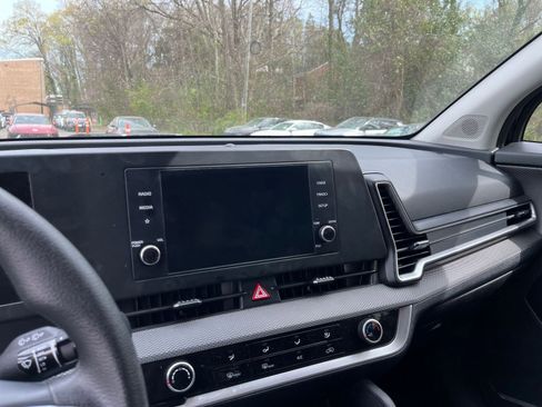 Used 2025 Kia Sportage LX image 17