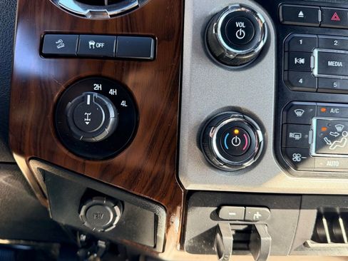 Used 2014 Ford F250 Lariat w/ Chrome Package image 28