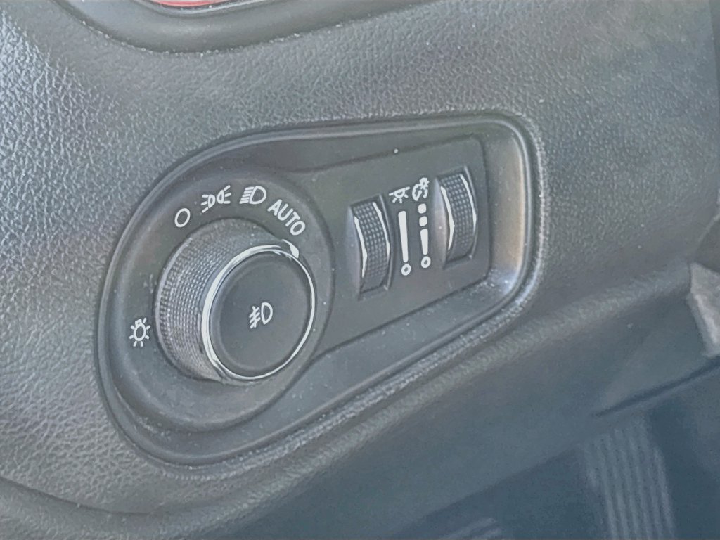 Used 2021 Jeep Renegade Trailhawk w/ Sun & Sound Group AWD/4WD image 11