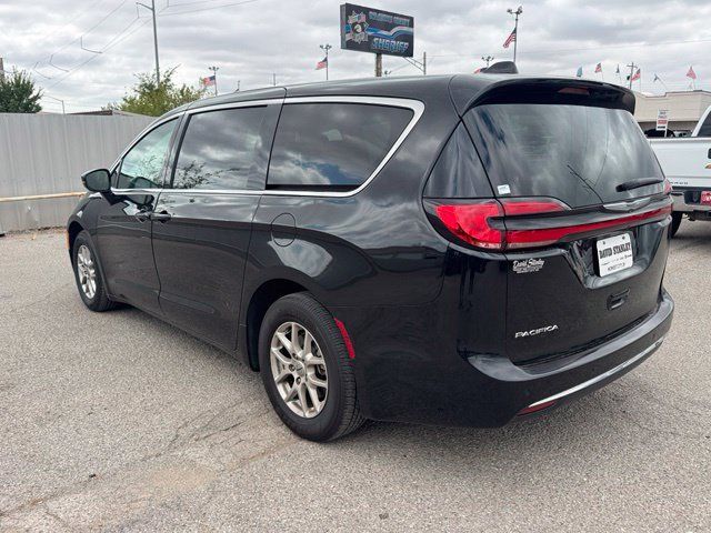 Used 2025 Chrysler Pacifica Select FWD image 4