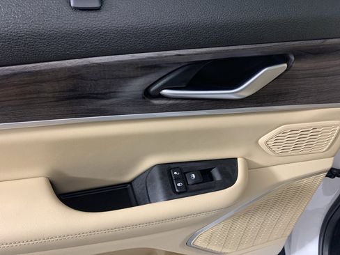 Used 2023 Jeep Grand Cherokee 4WD 4xe w/ Luxury Tech Group II image 32