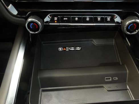 Used 2025 Chevrolet Suburban High Country image 22