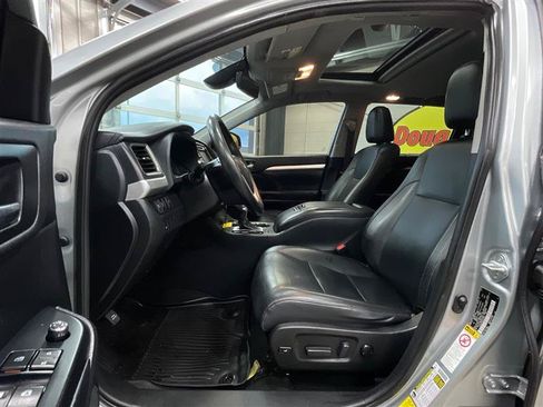 Used 2019 Toyota Highlander XLE AWD/4WD image 11