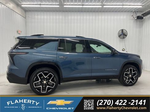 Used 2025 Chevrolet Traverse High Country FWD image 2