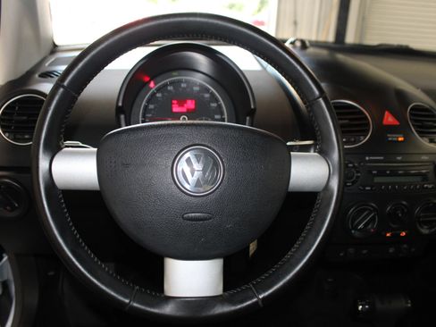 Used 2010 Volkswagen Beetle Convertible FWD image 11