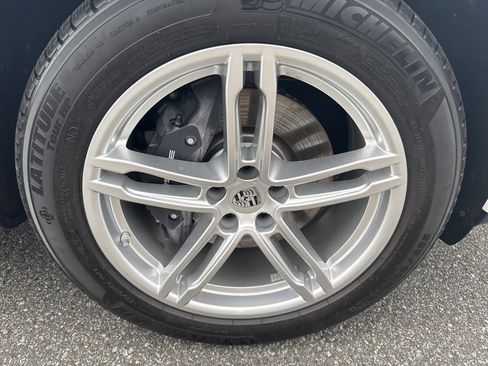 Used 2025 Porsche Macan image 11