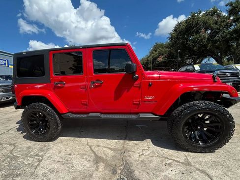 Used 2015 Jeep Wrangler Unlimited Sahara w/ Connectivity Group AWD/4WD image 8