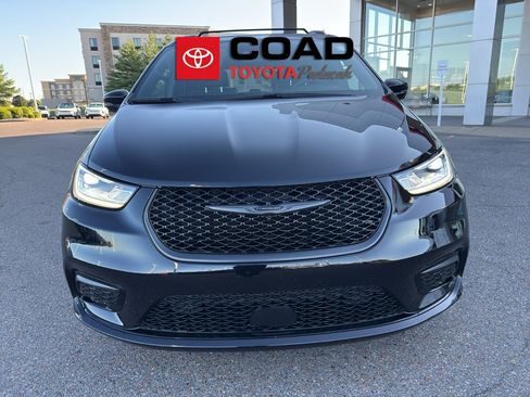 Used 2025 Chrysler Pacifica Limited FWD image 8