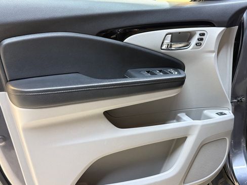 Used 2021 Honda Pilot Touring image 12