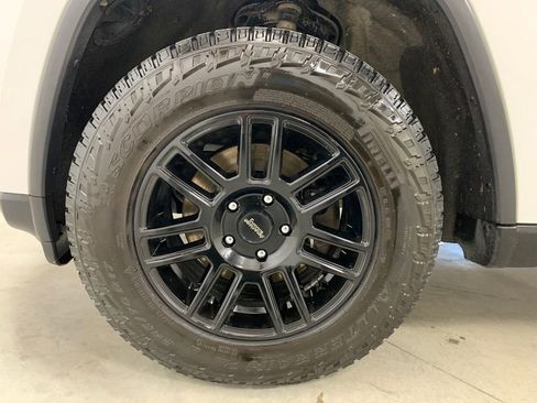 Used 2017 Jeep Grand Cherokee Limited AWD/4WD image 2