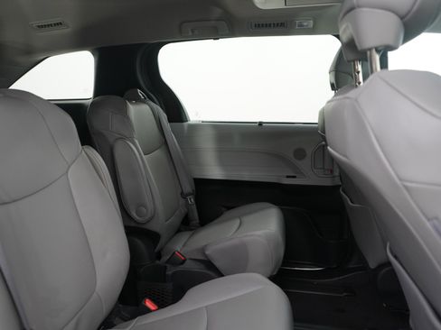 Used 2025 Toyota Sienna XLE image 12