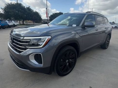 Used 2025 Volkswagen Atlas SE FWD image 4