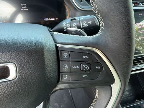 Used 2025 Jeep Grand Cherokee Altitude AWD/4WD image 29