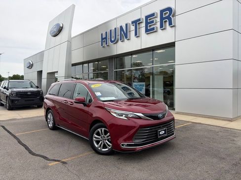 Used 2022 Toyota Sienna Platinum AWD/4WD image 1