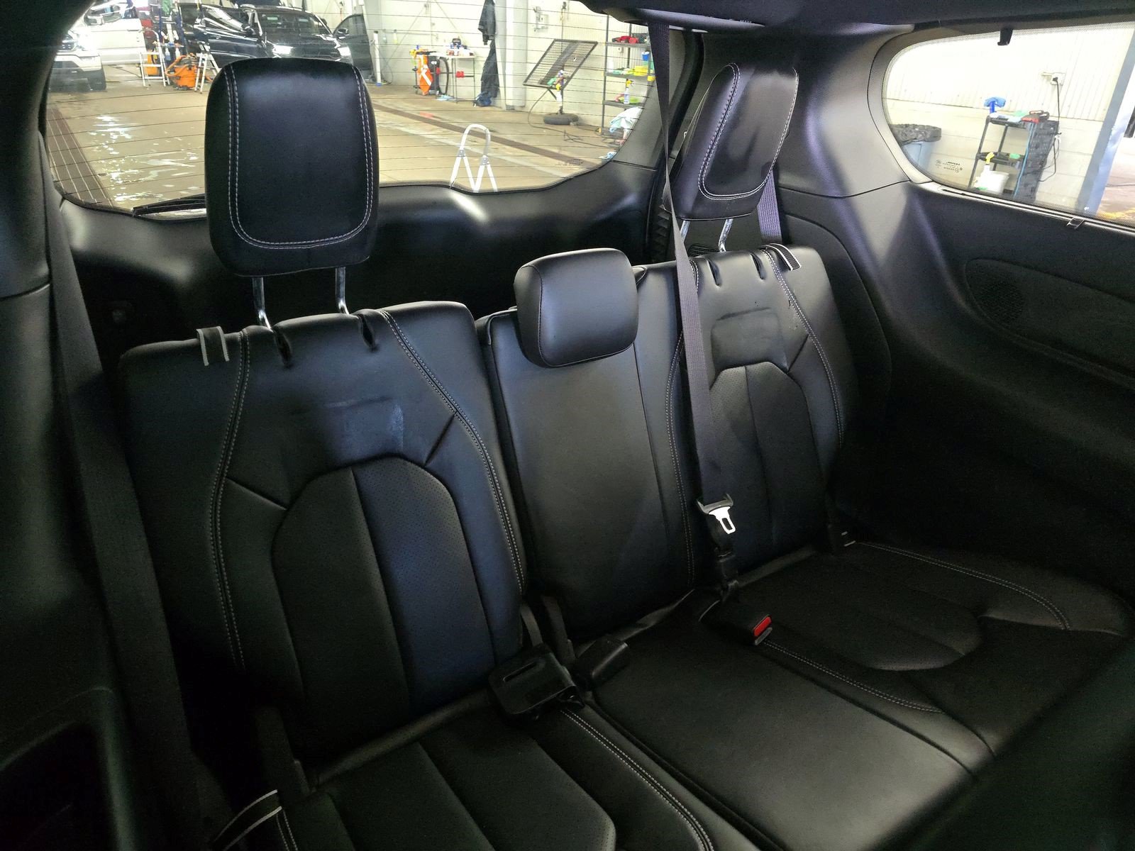 Used 2024 Chrysler Pacifica Touring-L w/ Uconnect Theater Family Group FWD image 11