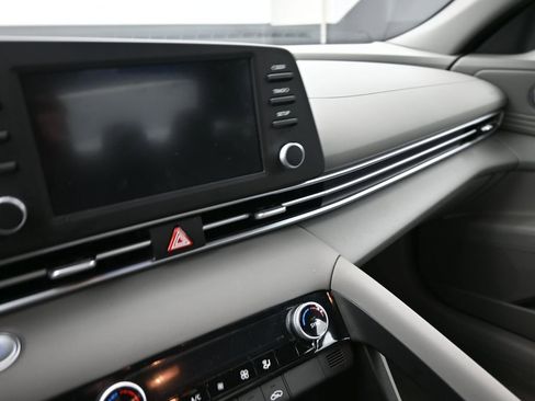 Certified 2025 Hyundai Elantra Sport image 18