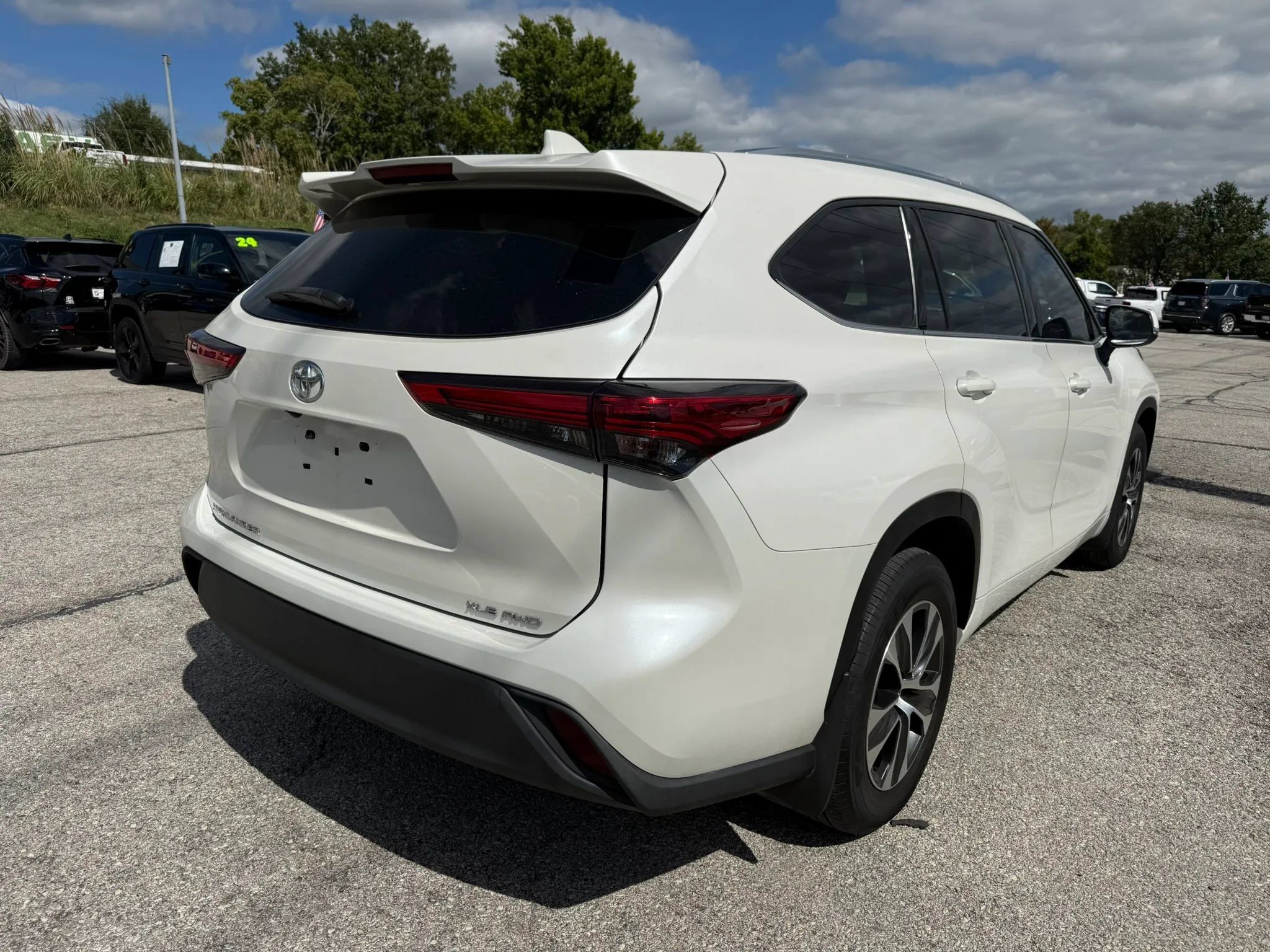 Used 2020 Toyota Highlander XLE AWD/4WD image 2