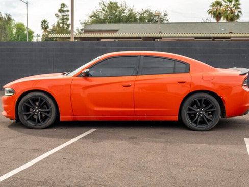 Used 2017 Dodge Charger SE w/ Blacktop Package RWD image 2