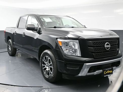 Used 2023 Nissan Titan SV image 3