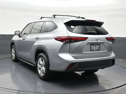Used 2023 Toyota Highlander LE FWD image 3