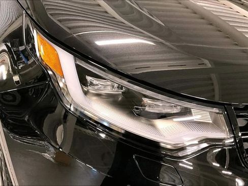 Certified 2025 Land Rover Discovery Dynamic SE image 28