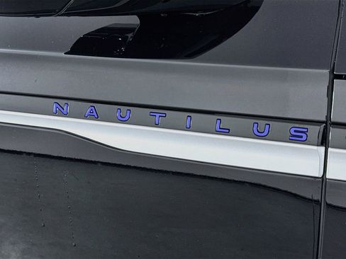 Used 2025 Lincoln Nautilus Reserve AWD/4WD image 9