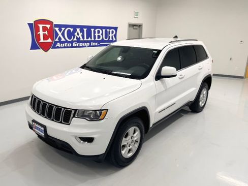 Used 2017 Jeep Grand Cherokee Laredo AWD/4WD image 3