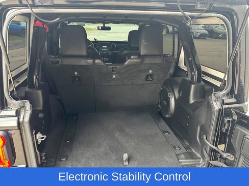 Used 2018 Jeep Wrangler Unlimited Sahara AWD/4WD image 6
