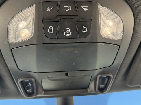 Used 2025 Chrysler Pacifica Limited image 22