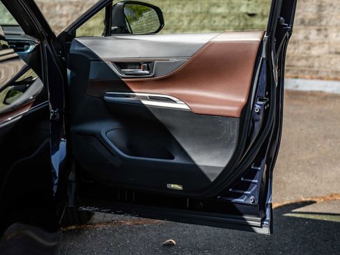 Certified 2022 Toyota Venza XLE image 14