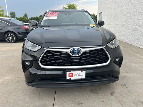 Used 2024 Toyota Highlander XLE AWD/4WD image 2