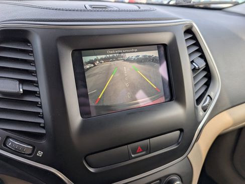 Certified 2019 Jeep Cherokee Latitude w/ Cold Weather Group image 17