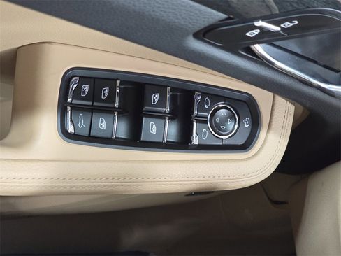 Certified 2025 Porsche Macan image 21