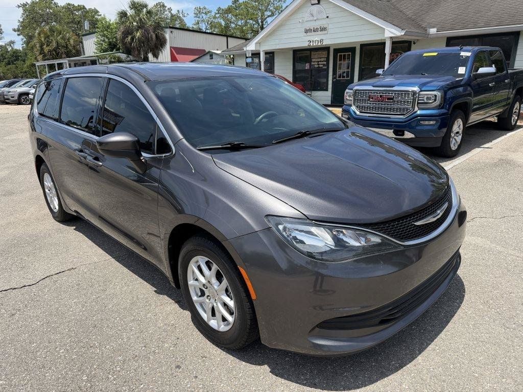 Used 2017 Chrysler Pacifica Touring FWD image 3
