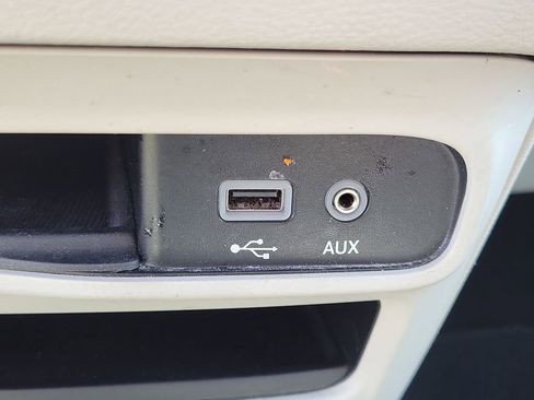 Used 2018 Chrysler Pacifica Touring-L FWD image 31