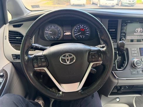 Used 2018 Toyota Sienna XLE w/ XLE Navigation Package FWD image 12